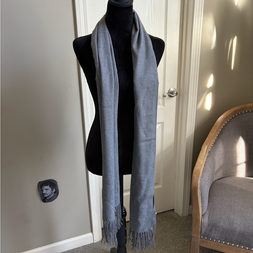 Elegant Gray Cashmere Women's Scarf